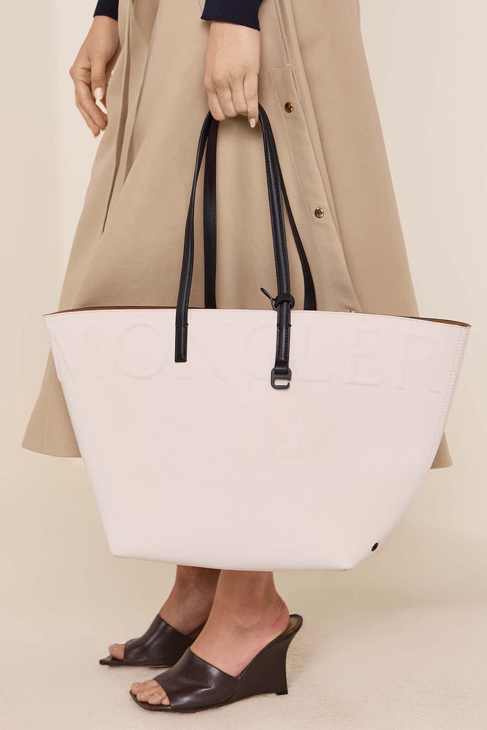 תמונת כל הלוק של תיק נשיאה